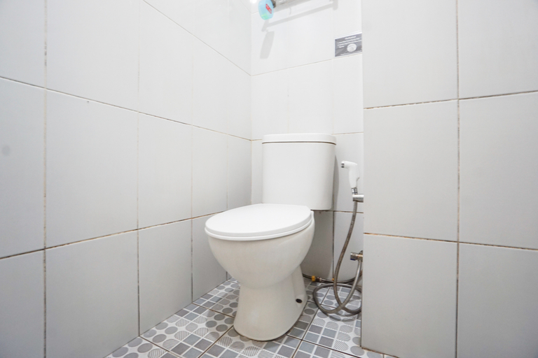 Bathroom 4, RedDoorz @ Sirih Gading Guest House Tulungagung, Tulungagung