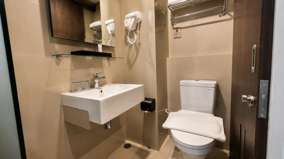 Bathroom 5, Nemuru Grand Suites, South Jakarta