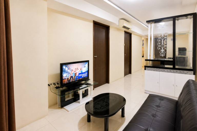 Living Room 4, Minimalist Spacious 2BR at Apartment Royal Makassar By Travelio, Makassar