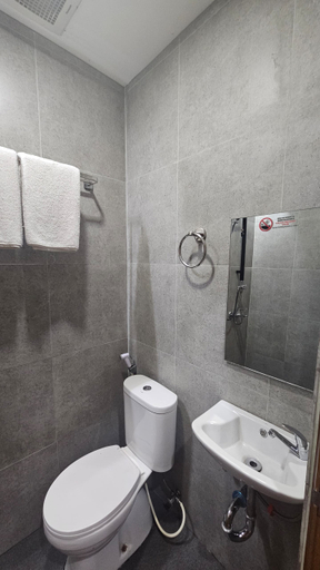 Bathroom 5, 555 Nangka Guest House, South Jakarta