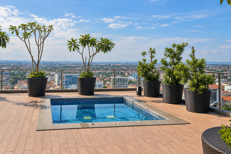 Swimming Pool 4, Warm and Sleek Studio at Apartment The Pinnacle By Travelio, Semarang