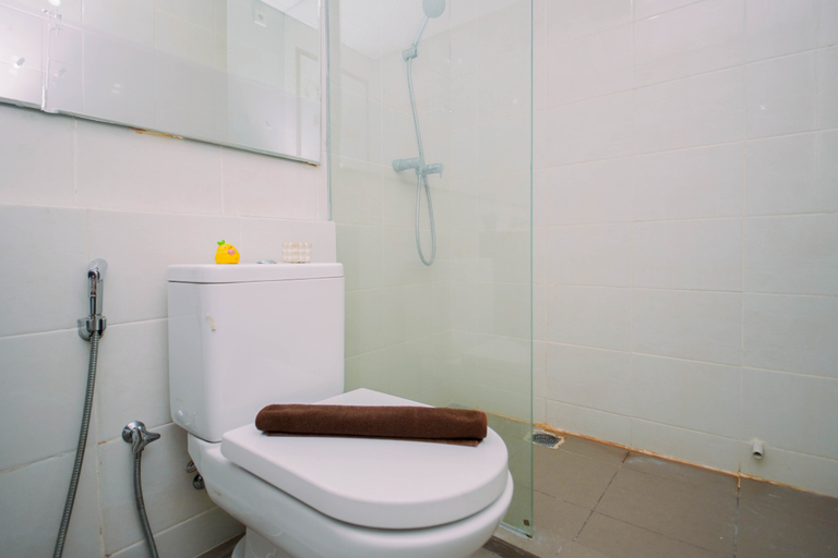 Bathroom 2, Bright and Spacious 2BR at Apartment Green Bay Condominium By Travelio, North Jakarta