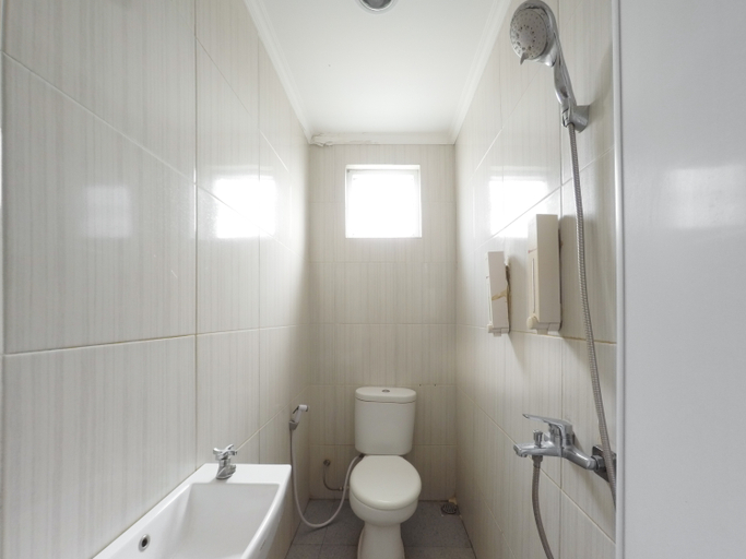 Bathroom 4, RedDoorz Plus near Mall Ciputra Jakarta, West Jakarta