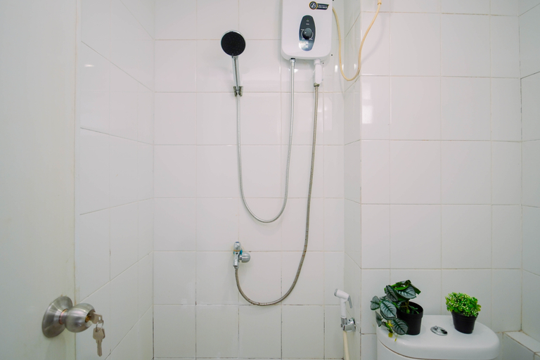 Bathroom 5, Comfortable and Minimalist Studio at Apartment Bassura City By Travelio, Jakarta Timur