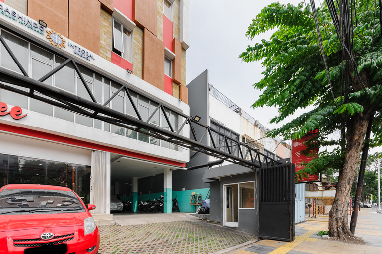 Exterior & Views 2, RedDoorz Plus near Mall Ciputra Jakarta, West Jakarta