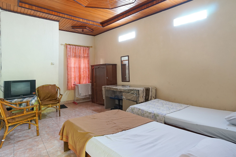 Bedroom 2, Mountain View Homestay, Tomohon