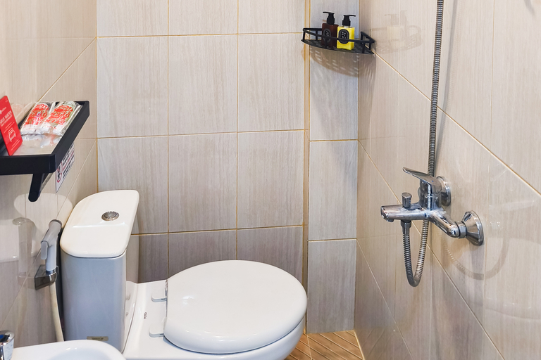 Bathroom 3, RedDoorz @ Ruby Residence Tanjung Bunga Makassar, Makassar