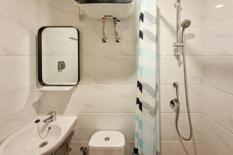 Bathroom 2, Warm Trendy Studio at Apartment Sky House BSD By Travelio, Tangerang Selatan