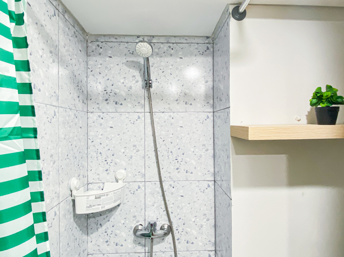 Bathroom 2, Modern Comfort Studio Loft at Apartment Meikarta District 2 By Travelio, Cikarang