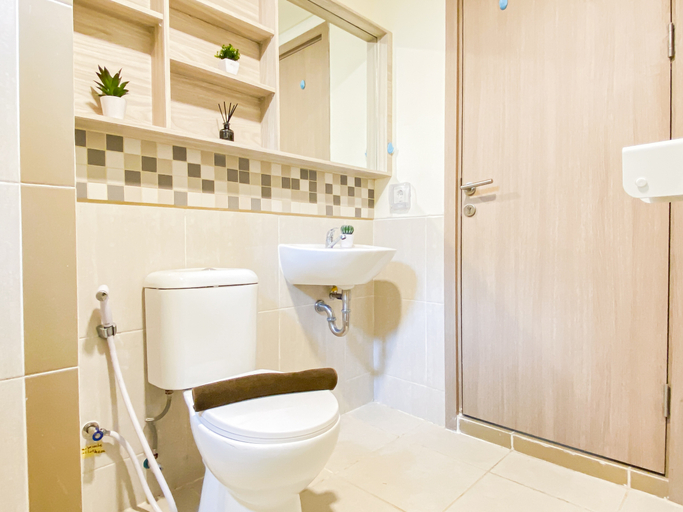 Bathroom 4, Fresh and Bright 3BR at Apartment Meikarta District 2 By Travelio, Cikarang