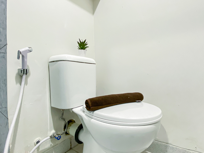 Bathroom 3, Modern Comfort Studio Loft at Apartment Meikarta District 2 By Travelio, Cikarang