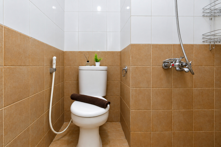 Bathroom 4, Comfortable Neat 2BR at Apartment Green Pramuka City By Travelio, Jakarta Pusat