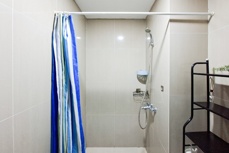 Bathroom 3, Polished Studio at Apartment Paramount Skyline By Travelio, Tangerang