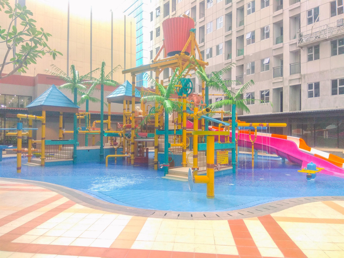 Swimming Pool, Serene and Cozy Studio at Apartment Transpark Juanda Bekasi Timur By Travelio, Bekasi