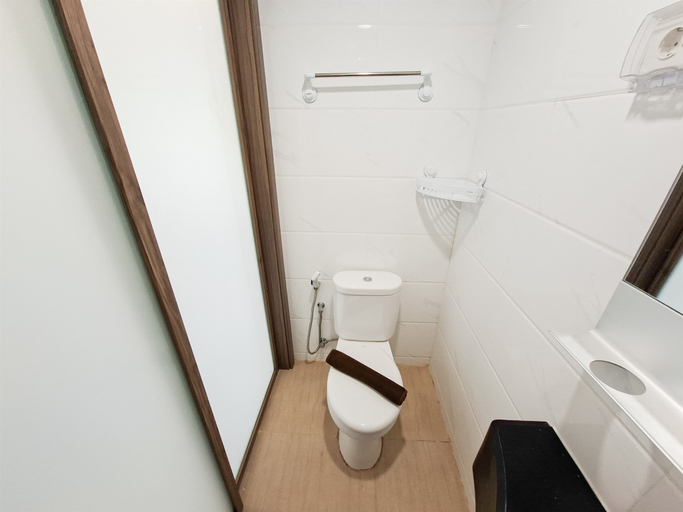 Bathroom 5, Peaceful Studio Room at Apartment Sky House BSD By Travelio, South Tangerang