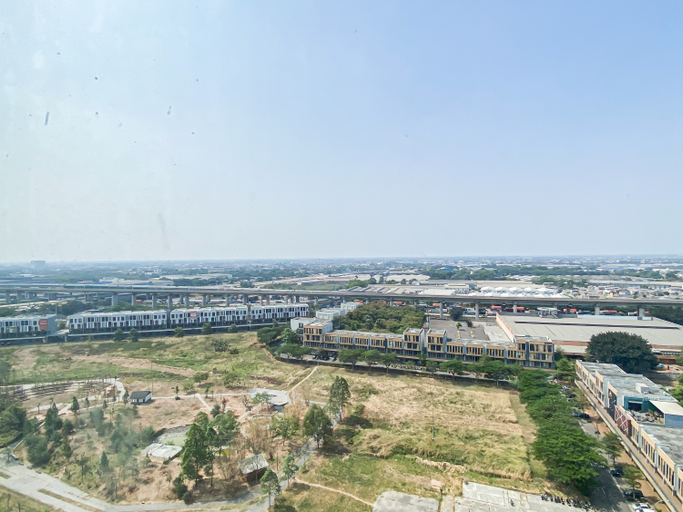 Other View & Surrounding, Bright and Modern Studio Room at Apartment Vasanta Innopark By Travelio, Cikarang