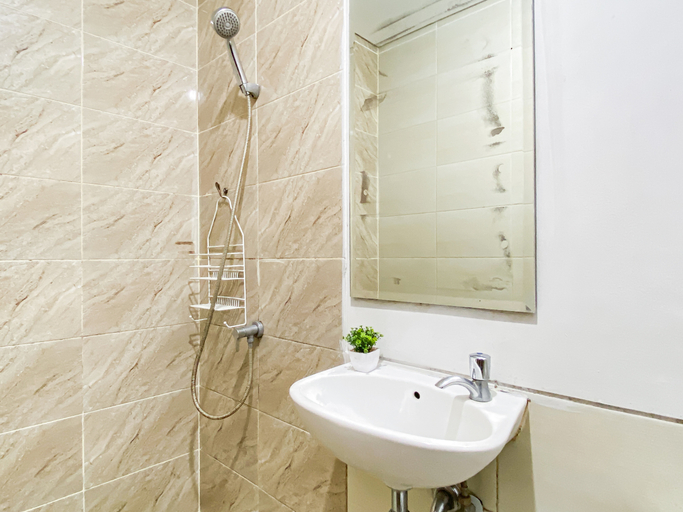 Bathroom 4, Serene and Cozy Studio at Apartment Transpark Juanda Bekasi Timur By Travelio, Bekasi
