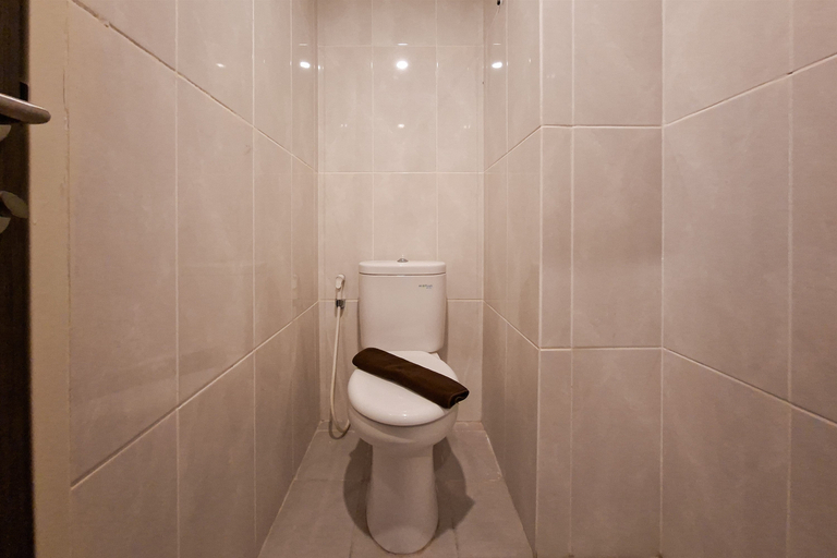 Bathroom 2, Simple and Strategic Studio Room at Apartment Serpong Garden By Travelio, Tangerang