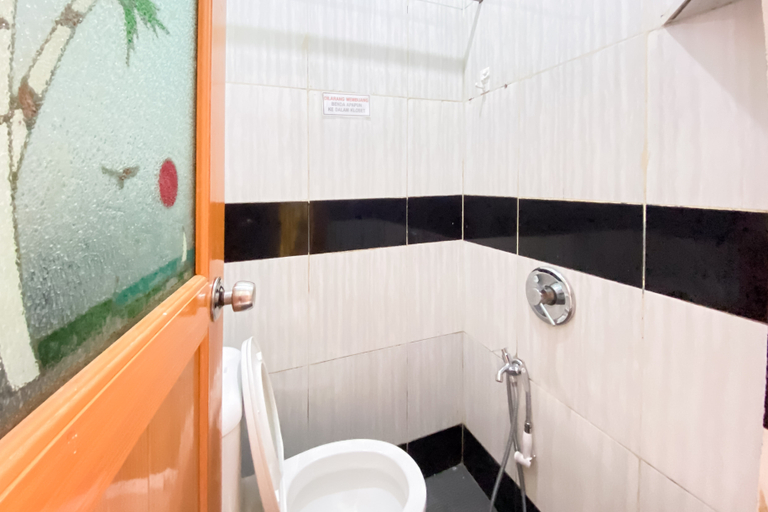 Bathroom 2, Hostel Garuda Bandara Palembang RedPartner, Palembang