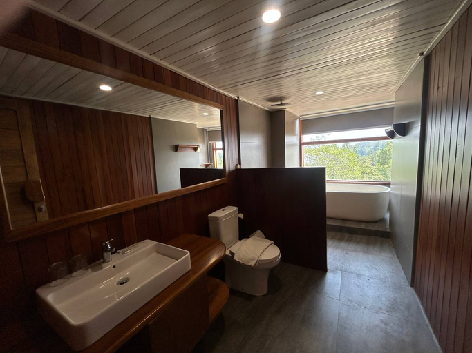 Bathroom 5, Batara White House, Tana Toraja