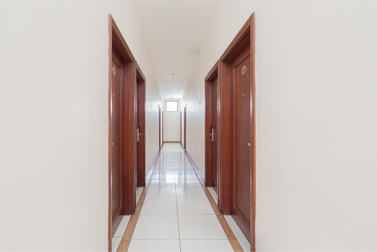Hallway, Crown Inn City Center Makassar, Makassar