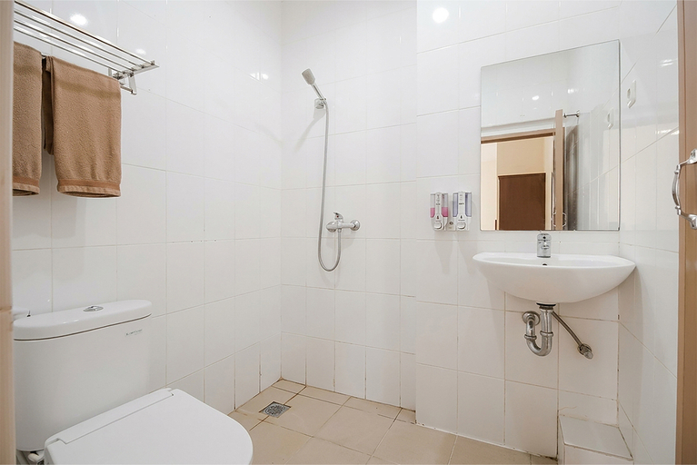 Bathroom, Crown Inn City Center Makassar, Makassar