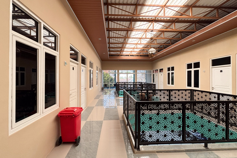 Hallway 4, RedDoorz Syariah near PSC Madiun, Madiun