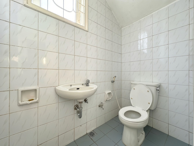 Bathroom 4, Villa Yumna 2 Puncak 4BR with Billiard & Private Pool, Cianjur