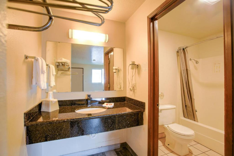 Bathroom 4, OYO Woodland Hotel and Suites, Cowlitz