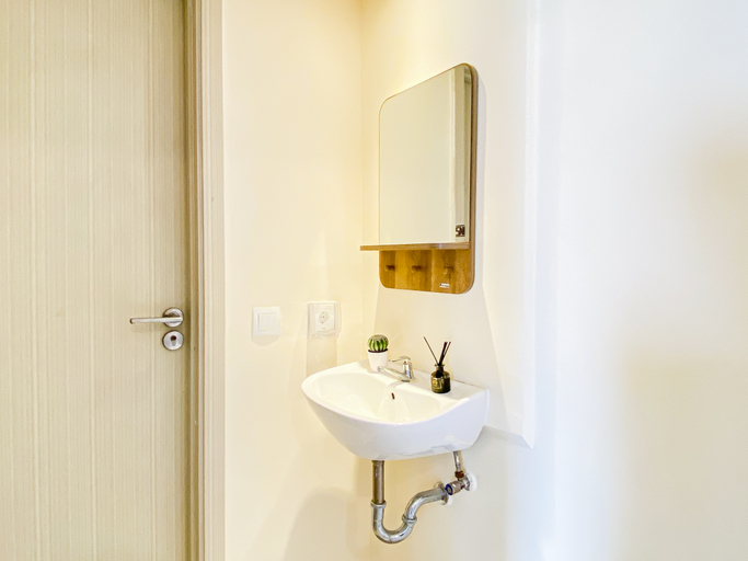 Bathroom 3, Spacious Homey 2BR at Apartment Meikarta District 1 By Travelio, Cikarang