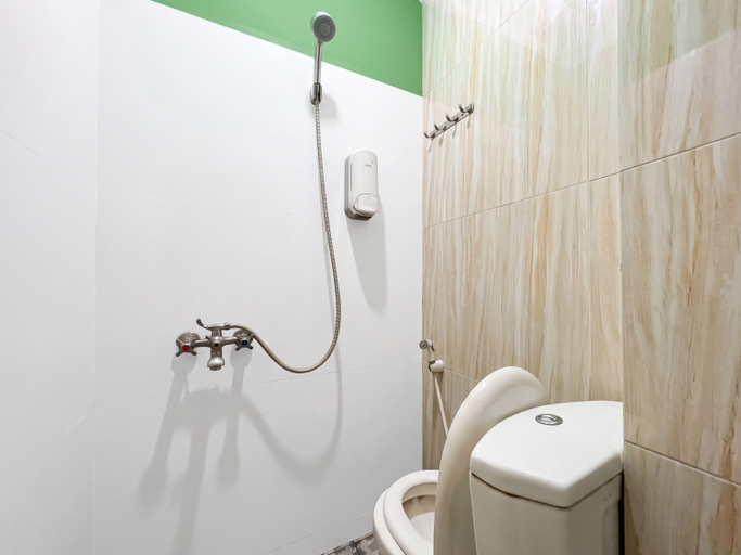 Bathroom 2, RedDoorz Syariah @ Emas 23 Blimbing Malang, Malang