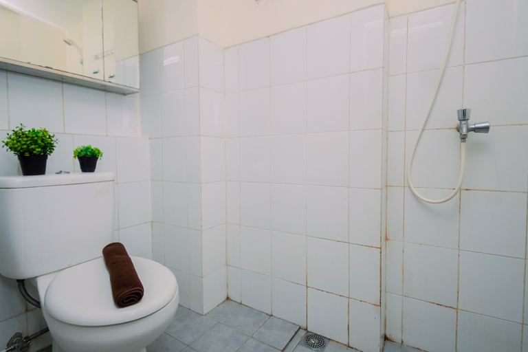 Bathroom 2, Relaxed Living 1BR at Apartment Kemang View By Travelio, Bekasi