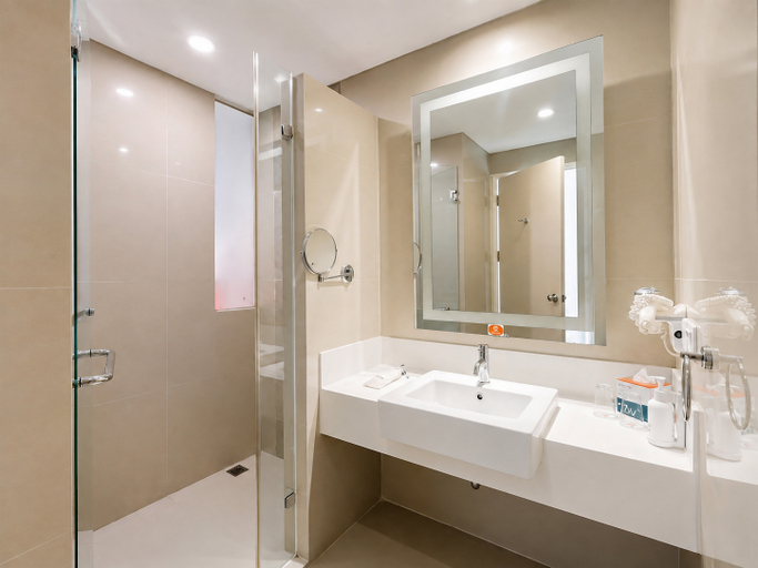 Bathroom 5, HARRIS Hotel Pontianak, Pontianak