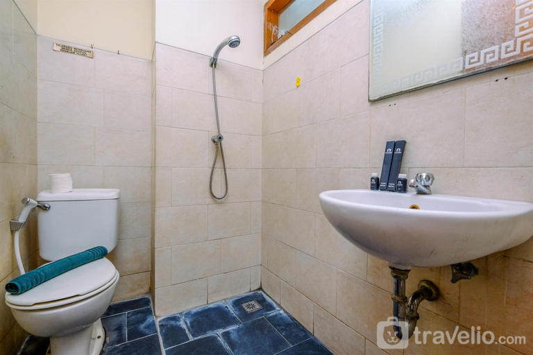 Bathroom 2, Minimalist and Homey Studio Apartment at Margonda Residence 1 By Travelio, Depok