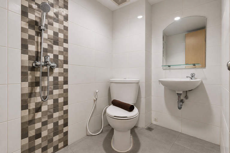 Bathroom 4, Modern Look Studio at Apartment The Alton By Travelio, Semarang