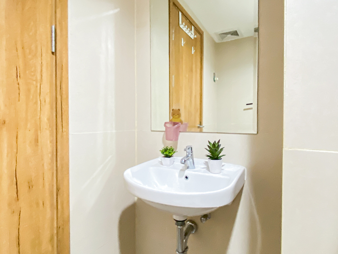 Bathroom 3, Strategic and Functional Studio at Apartment LRT City Jatibening By Travelio, Bekasi