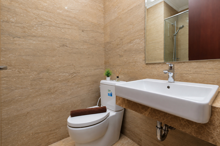 Bathroom 2, Sleek and Warm Studio at Apartment Menteng Park By Travelio, Central Jakarta