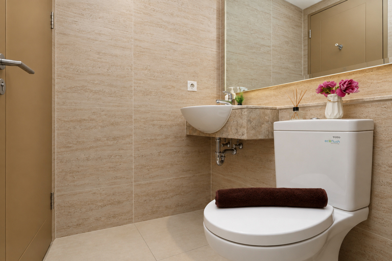 Bathroom 4, Modern Comfy 1BR at Apartment Gold Coast By Travelio, North Jakarta