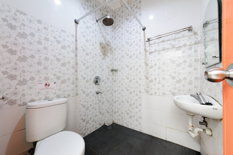 Bathroom 2, Urbanview Hotel Niraz Banjarmasin by RedDoorz, Banjarmasin