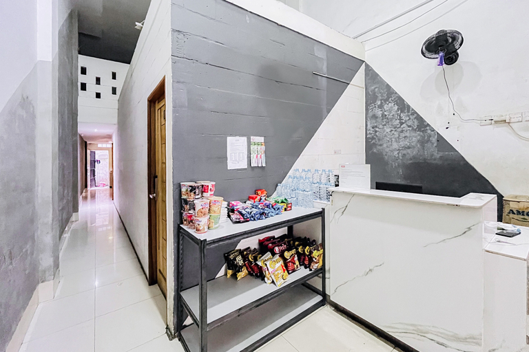 Others 2, RedDoorz @ Mono Guest House Medan Kota, Medan