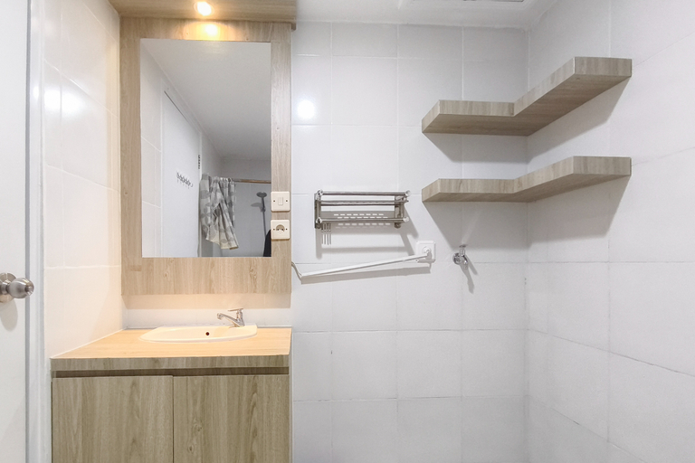 Bathroom 5, Stylish and Pleasant Studio at Apartment Paltrow City By Travelio, Semarang