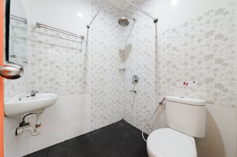 Bathroom 5, Urbanview Hotel Niraz Banjarmasin by RedDoorz, Banjarmasin