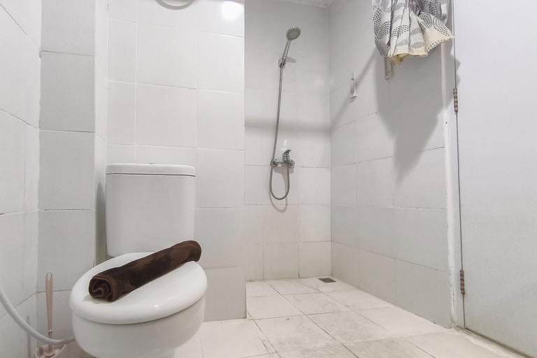 Bathroom 3, Stylish and Pleasant Studio at Apartment Paltrow City By Travelio, Semarang