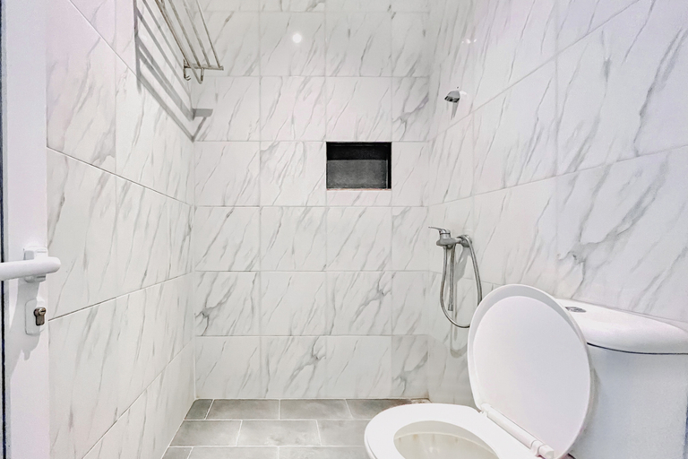 Bathroom 4, RedDoorz @ Mono Guest House Medan Kota, Medan