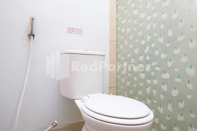 Bathroom 4, Aster Triplets Guest House JCM Mitra RedDoorz, Sleman