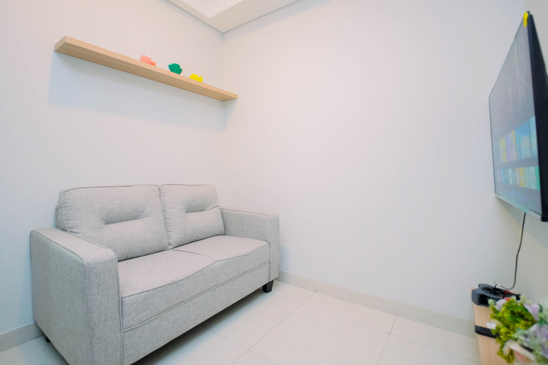 Living Room 5, Enjoy Living in 1BR at Apartment Gold Coast By Travelio, Jakarta Utara