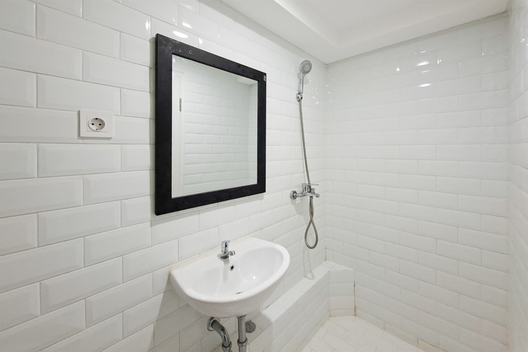 Bathroom 4, Cozy and Well Appointed Studio Loft at Apartment Kingland Avenue By Travelio, Tangerang