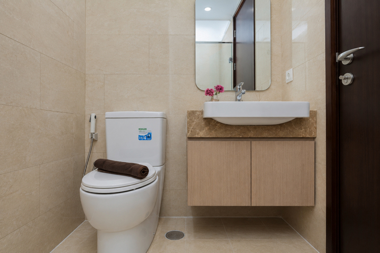 Bathroom 3, Smart and Stylish Studio at Apartment Menteng Park By Travelio, Central Jakarta