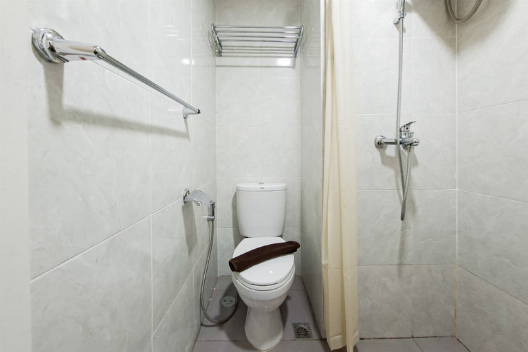 Bathroom 3, Enjoy Living Studio at Apartment Parkland Avenue By Travelio, Tangerang Selatan