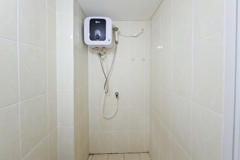 Bathroom 4, Good Studio Room with City View at Apartment M-Town Residence By Travelio, Tangerang